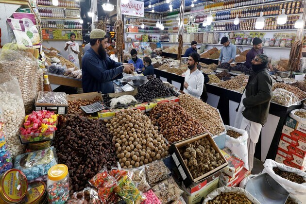 Pakistan: Price hikes defy official rates in Karachi as Ramazan profiteering goes unchecked