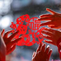 Chinese paper cutting master brings traditional art to global stage