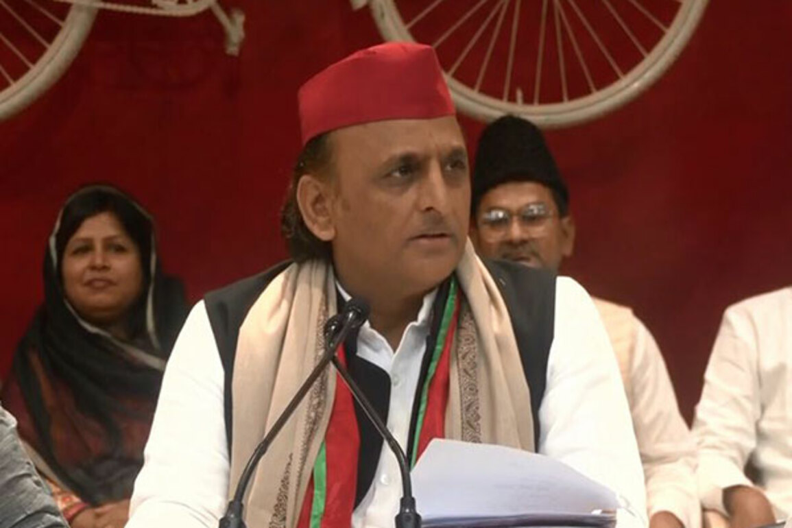 Weavers are exploited by middlemen: SP leader Akhilesh Yadav