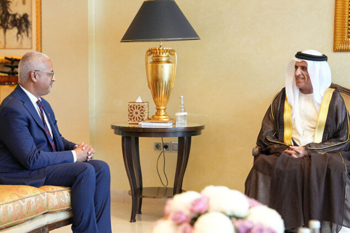 Saud bin Saqr receives Australian ambassador