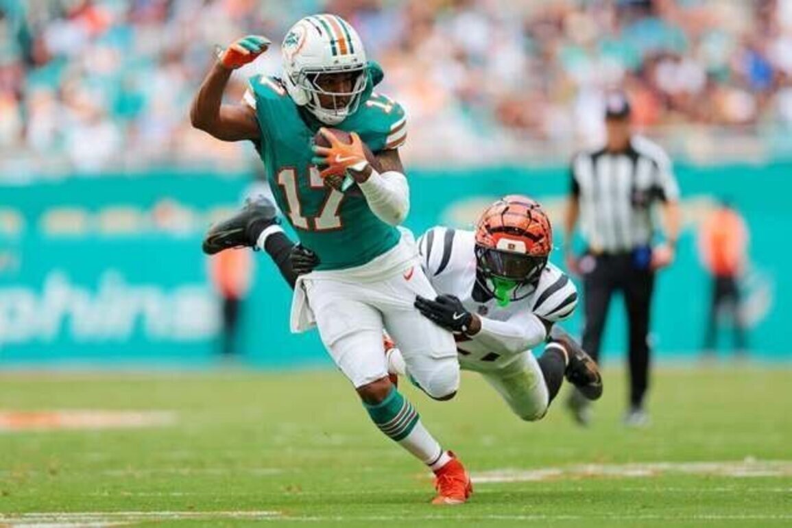 Report: Broncos acquire WR Jaylen Waddle from Dolphins