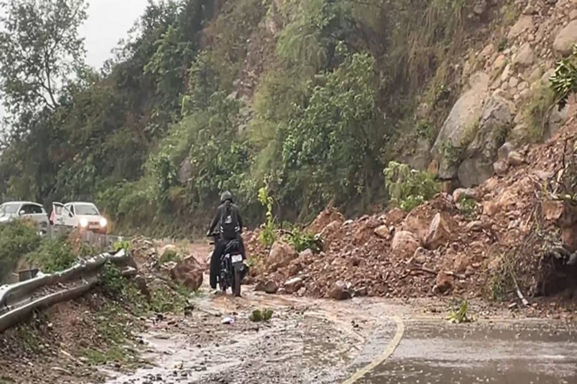 Himachal: Landslide obstructs Dharamshala-Kangra NH, traffic movement disrupted