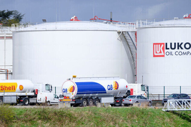 Sanctioned Russian oil giant to sell foreign assets