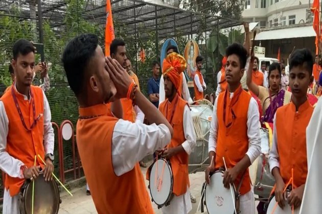 Group of 100 devotees from Nagpur reaches Ayodhya; extends their prayers to Lord Ram