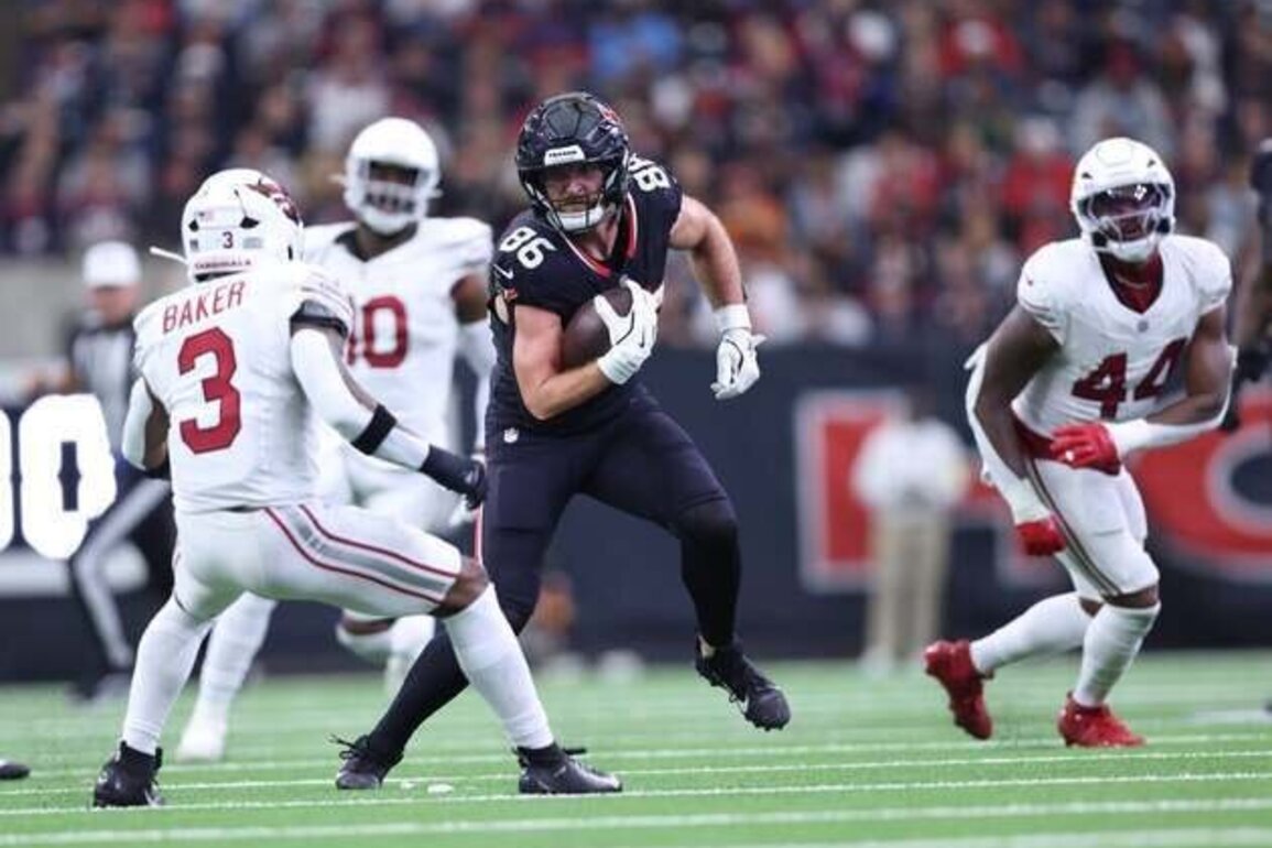 Texans grab early lead, coast to win over Cardinals