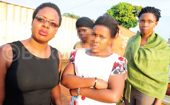 Abamu ku bawala abagamba nti baatulugunyizibwa mu Buwalabu. Ku kkono, ye Muky. Celine Kasozi omukungu mu kitongole ekibudaabuda abawala bano. Abamu ku bawala abagamba nti baatulugunyizibwa mu Buwalabu. Ku kkono, ye Muky. Celine Kasozi omukungu mu kitongole ekibudaabuda abawala bano.