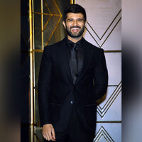 Vijay Deverakonda greets fans gathered outside residence; 'Ranabaali-themed' cake steals attention