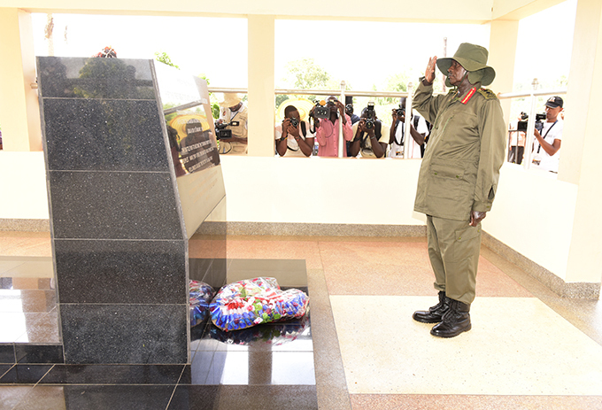useveni lays a wreath at the monument of five fallen bush war freedom fighters  hoto