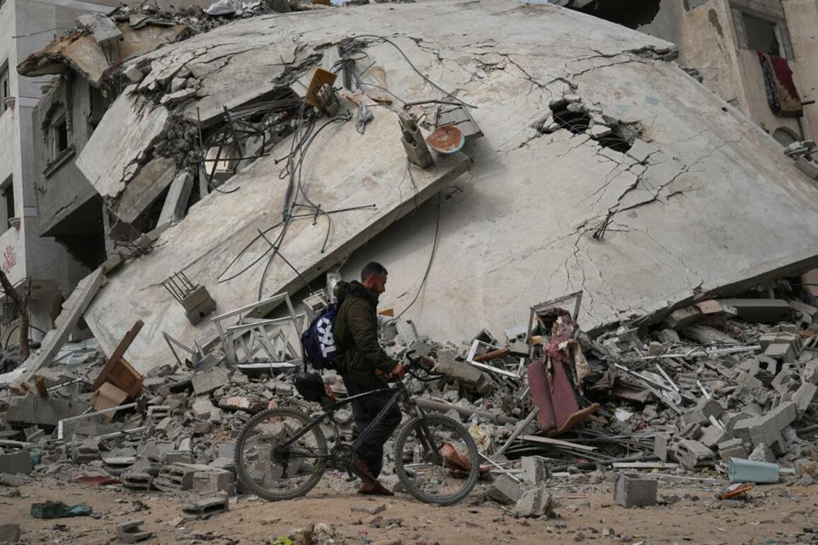 Netanyahu prepares to meet with Trump; Israeli strikes kill 32 in Gaza Strip
