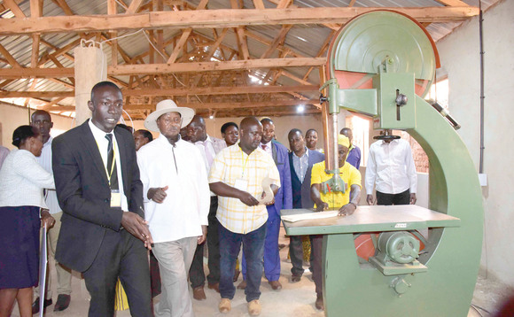Pulezidenti Museveni ng’atongoza ekyuma kye yawa abavubuka mu Kampala okusitula ebyemikono. Pulezidenti Museveni ng’atongoza ekyuma kye yawa abavubuka mu Kampala okusitula ebyemikono.