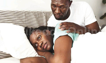 Omusajja ng’agezaako okwegayirira mukyala we. Omusajja ng’agezaako okwegayirira mukyala we.