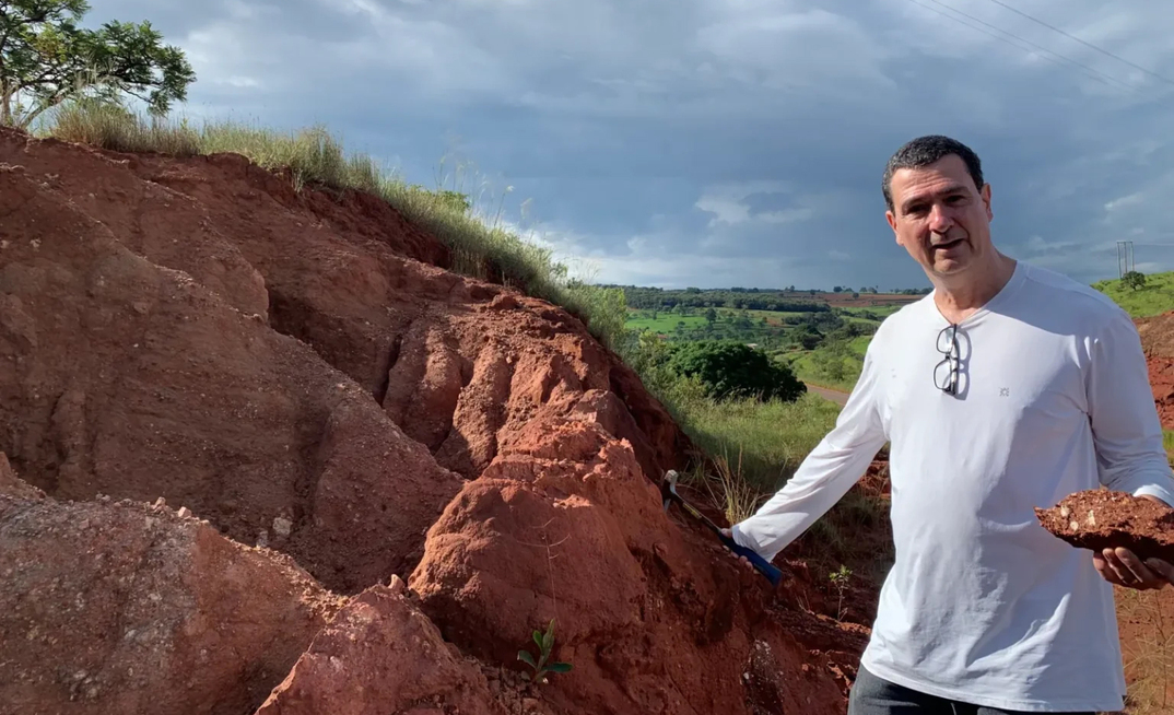 Geólogo Rodrigo Mello, consultor da Resouro, no projeto de titânio e terras raras Tiros