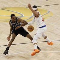 Spurs own worst enemy late in Game 1 loss to Knicks