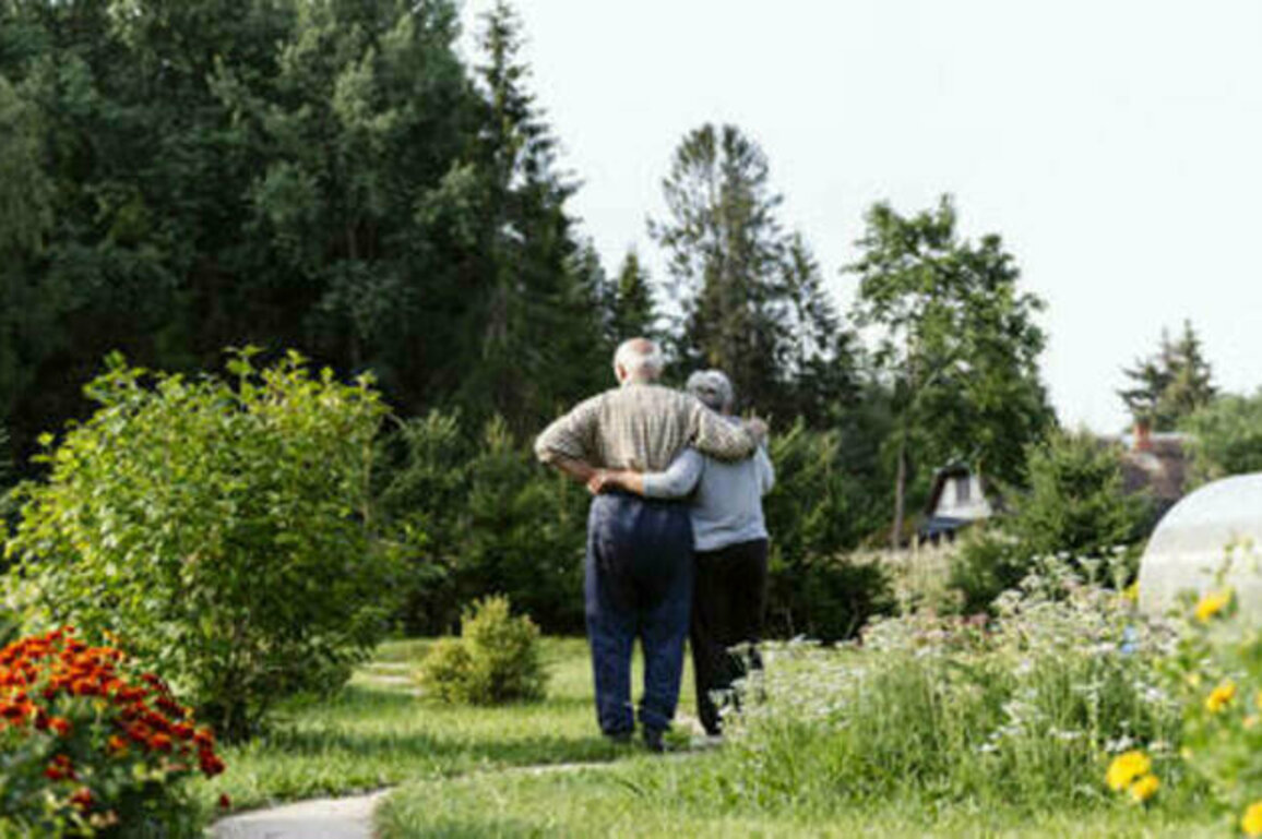 Russian lawmakers propose benefits for long marriages