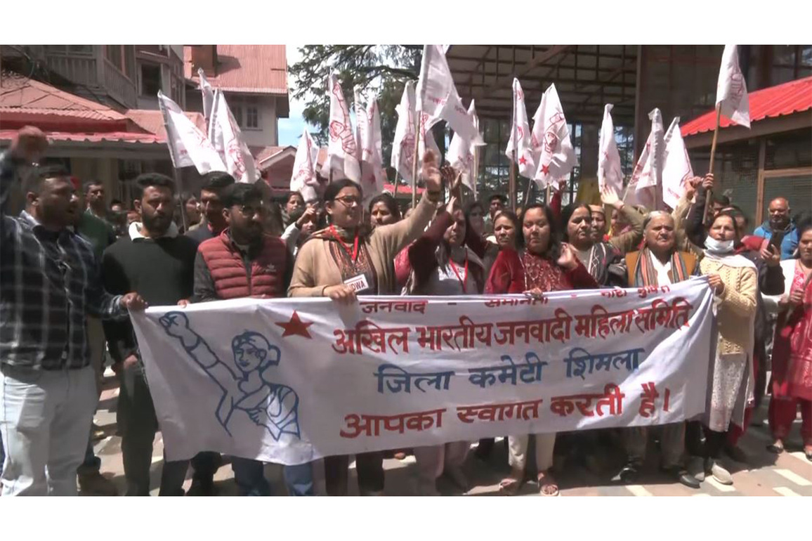 Protests erupt in Shimla against fee hike, shifting of gynaecology dept from the KNH hospital