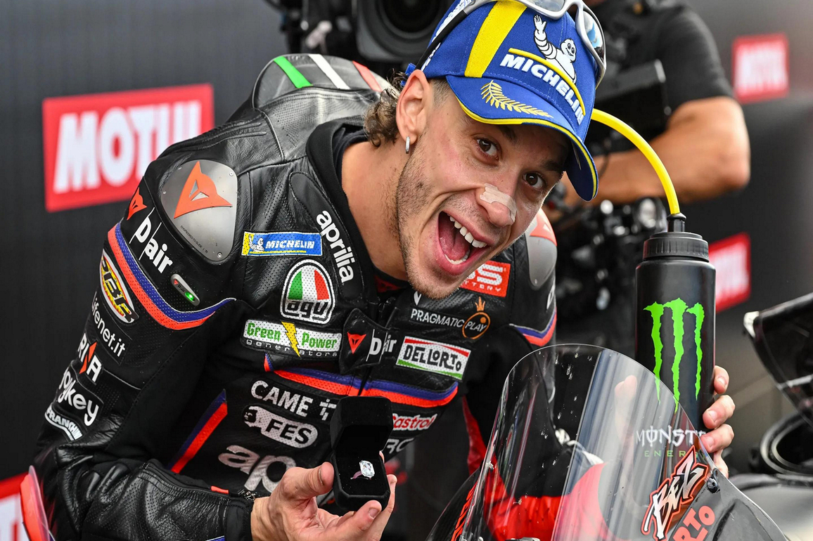 Brilliant Bezzecchi holds off Fernandez for Valencia victory