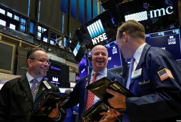 U.S. stocks gain ground Monday as new week kicks off 