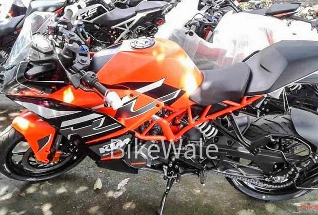 KTM RC200 New Colour Scheme Spied At Dealer Yard - Launch Soon