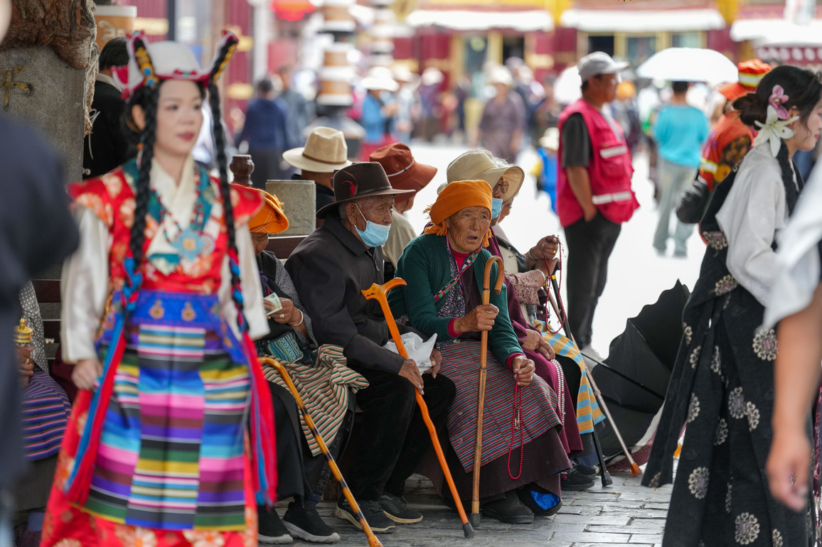 CHINA-XIZANG-TRADITIONAL COSTUMES (CN)