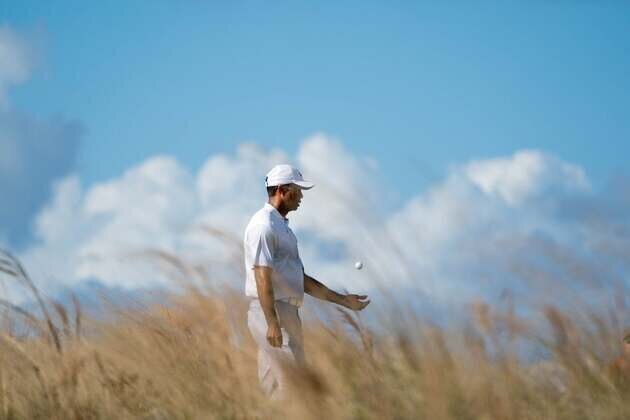 Tiger Woods can chip, putt; no timeline for competitive return