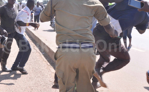 Poliisi ng'egezaako okutaasa omuyambi waayo ku bantu abaabadde bataamye obugo Poliisi ng'egezaako okutaasa omuyambi waayo ku bantu abaabadde bataamye obugo