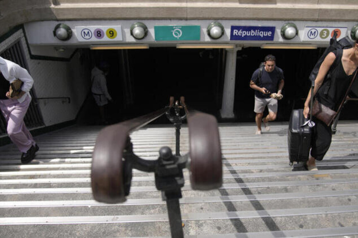 Man arrested after three women stabbed on Paris metro