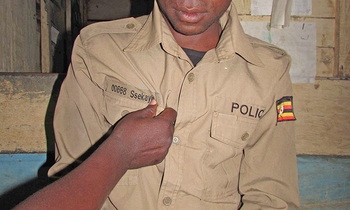 Ssekayiri eyakwatiddwa ng'ali mu yunifoomu ya poliisi. Ssekayiri eyakwatiddwa ng'ali mu yunifoomu ya poliisi.