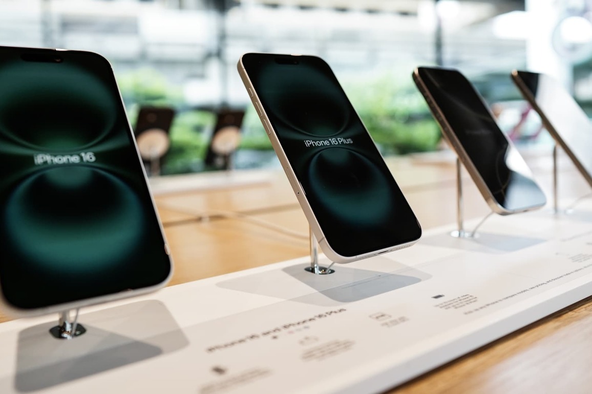 Unrealistic to shift all U.S. iPhone assembly to India, Apple bear Craig Moffett writes to clients
