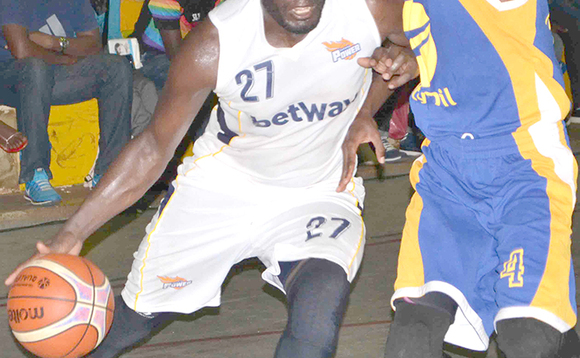 David Opolot (ku kkono) owa Betway Powers, ng'agezaako okuyita ku Tony Drileba owa City Oilers David Opolot (ku kkono) owa Betway Powers, ng'agezaako okuyita ku Tony Drileba owa City Oilers