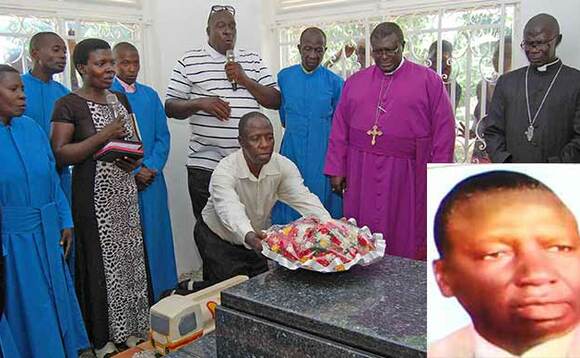 Mulindwa ng'assa ekimuli ku malaalo ga kitaabwe ku Lwomukaaga. Owookubiri ku ddyo ye mulabirizi Matovu. Mulindwa ng'assa ekimuli ku malaalo ga kitaabwe ku Lwomukaaga. Owookubiri ku ddyo ye mulabirizi Matovu.