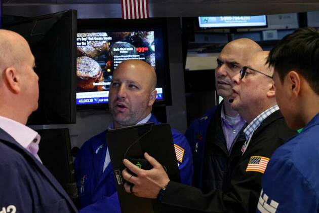 S&amp;P 500 ends lower; traders focus on Middle East tension
