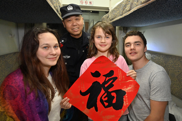 ChineseToday | Railway police safeguards China-Vietnam int'l passenger rail service during Spring Festival travel rush