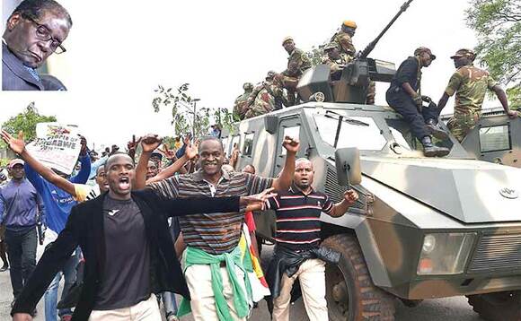 Bannansi ba Zimbabwe nga beekalakaasa, mu katono ye Mugabe ng'asumagidde Bannansi ba Zimbabwe nga beekalakaasa, mu katono ye Mugabe ng'asumagidde