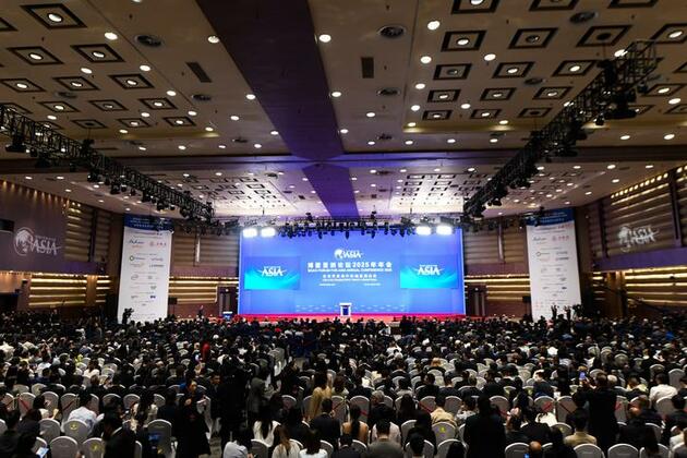 China on right track to benefit its people, wider world -- Jeffrey Sachs