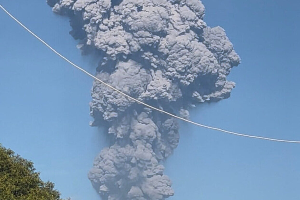 Indonesian authorities search for 3 hikers missing after Mount Dukono eruption, 17 evacuated