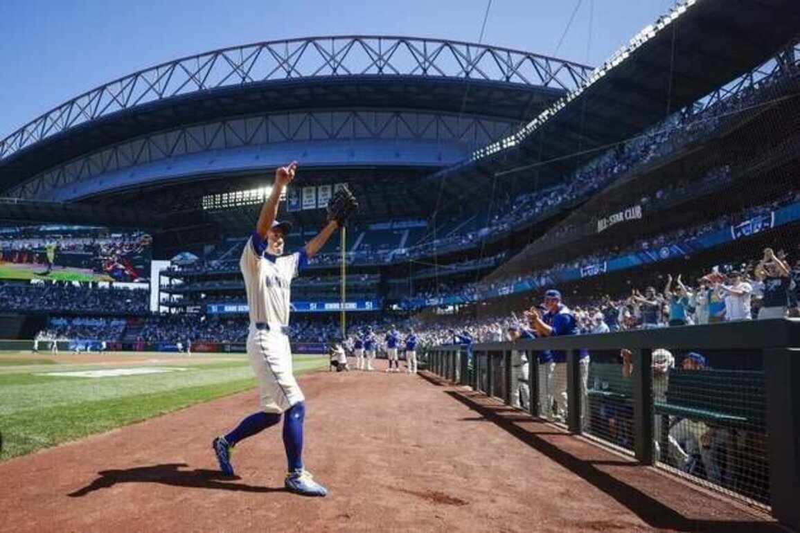 Breaking bat: Mariners break Ichiro statue during reveal