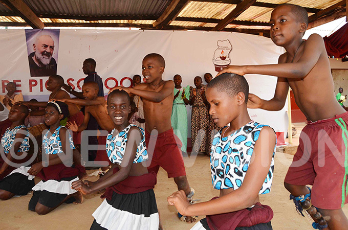  upils of adre io rimary chool entertaining guests 