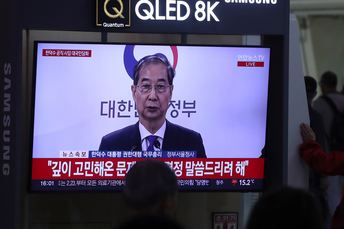 PhotoFlash | S. Korean acting president, prime minister Han resigns