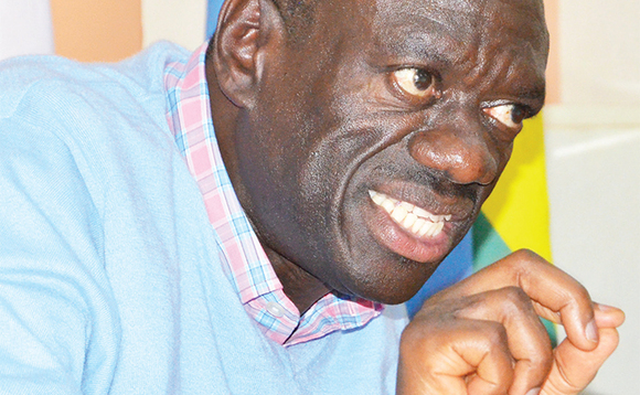 Besigye ng’annyonnyola ku kugobwa kwa Kayihura. Besigye ng’annyonnyola ku kugobwa kwa Kayihura.