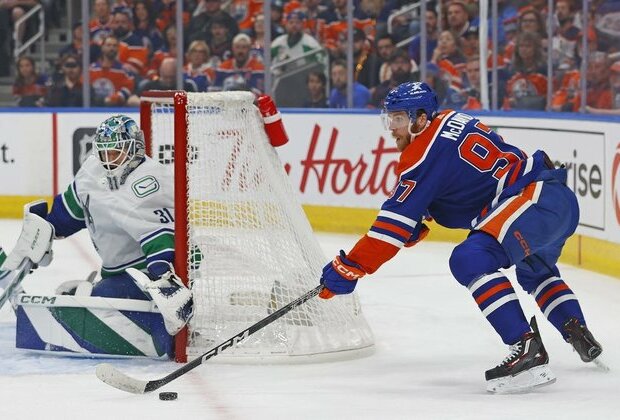 Oilers level series vs. Canucks thanks to last-minute goal