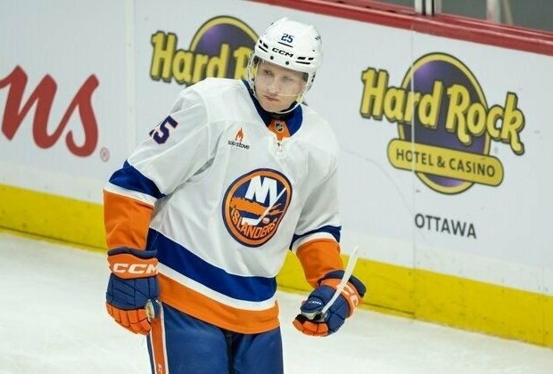 Islanders waive D Dennis Cholowski to open roster spot