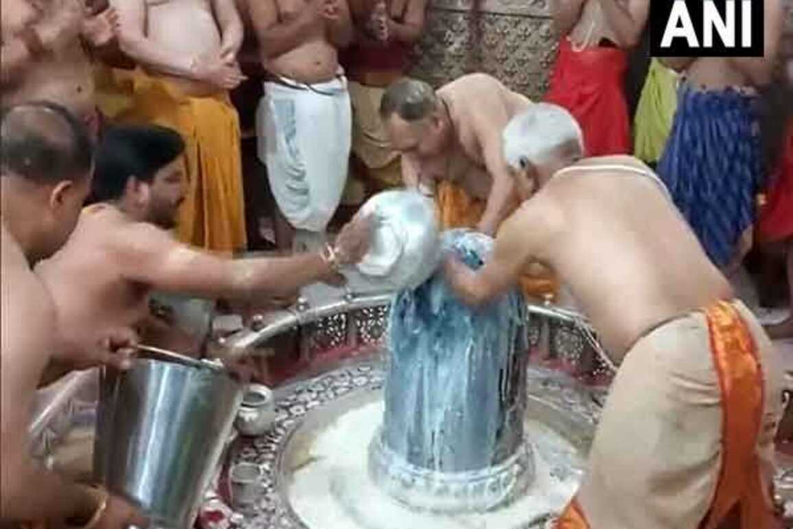 'Rudrabhishek' performed at Mahakaleshwar temple in Ujjain on occasion of Holi