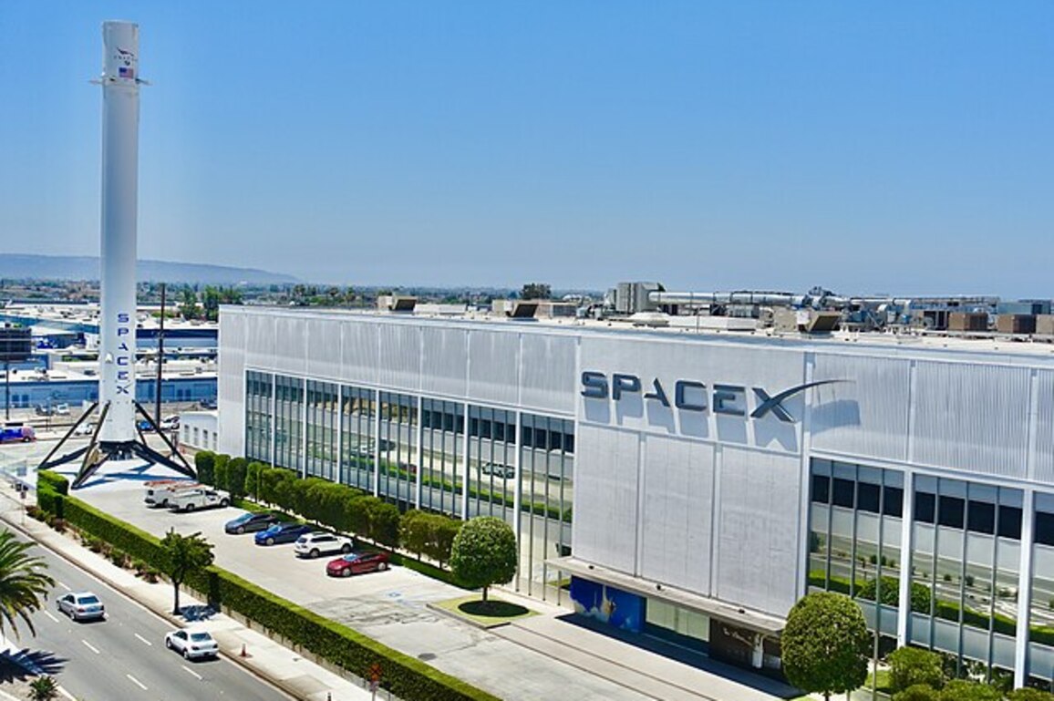 SpaceX prepares for possible IPO with $800 billion valuation
