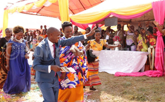 Omubaka Ssekabiito ng'awuubira ku bantu be abazze okumujagulizaako Omubaka Ssekabiito ng'awuubira ku bantu be abazze okumujagulizaako