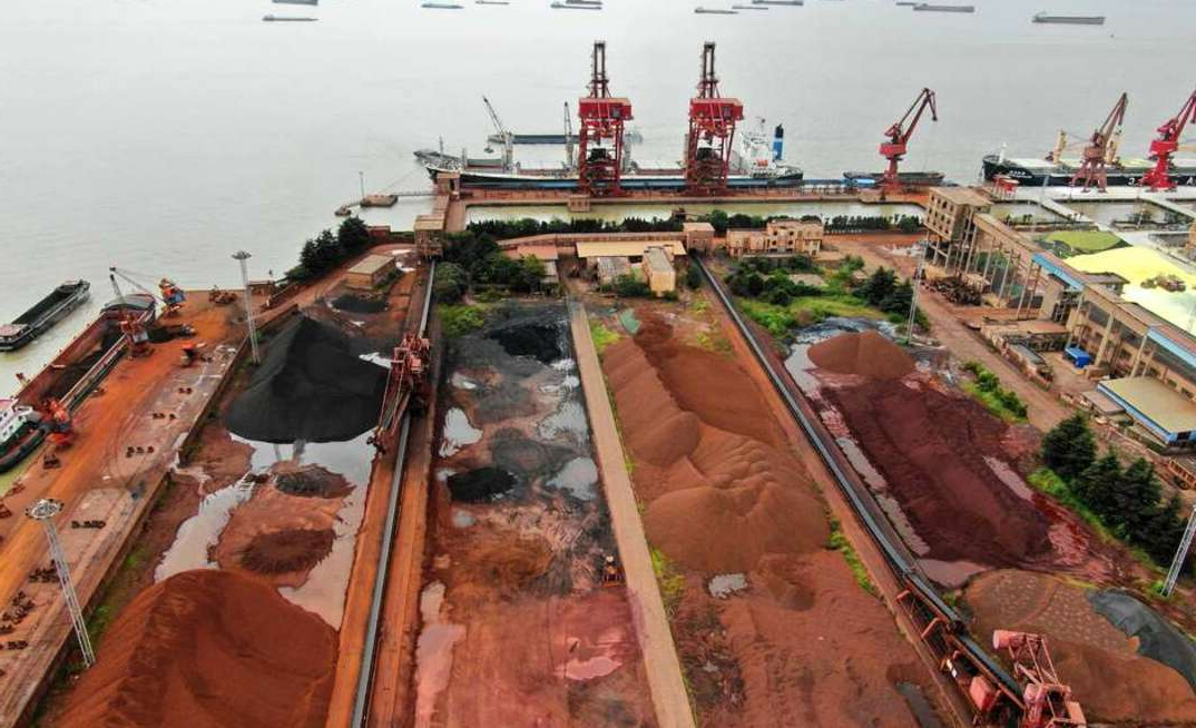 Minério de ferro estocado em porto da China
