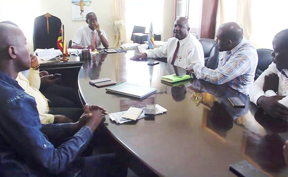 Abakungu ba NRM abakulembeddwa RDC Fred Bamwine mu ofiisi ya CAO, James Nkata Abakungu ba NRM abakulembeddwa RDC Fred Bamwine mu ofiisi ya CAO, James Nkata