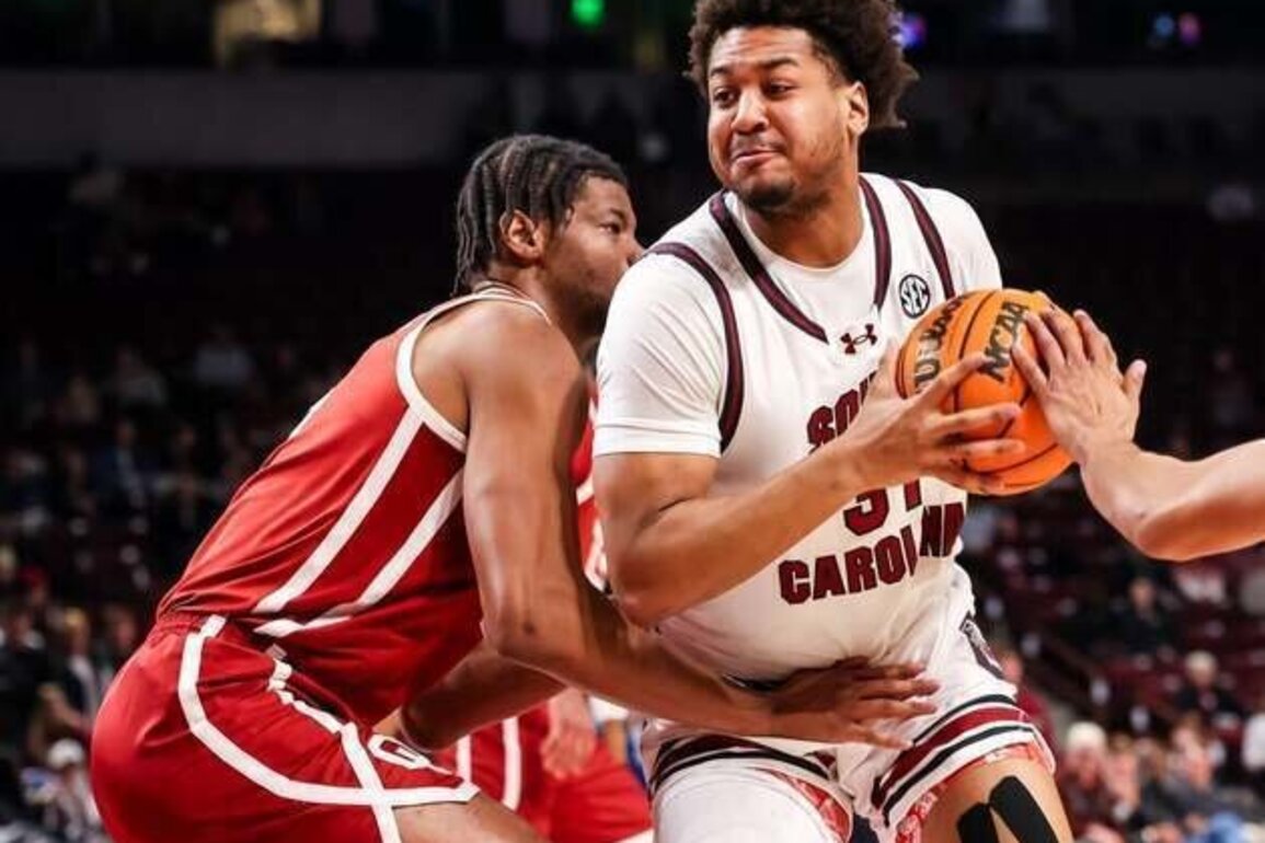 Elijah Strong sparks South Carolina past Oklahoma