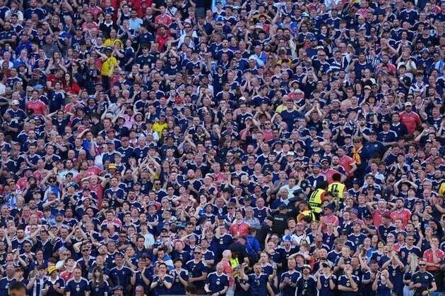 Robert Kraft swoons over Scotland, pushing for Patriots to repay visit