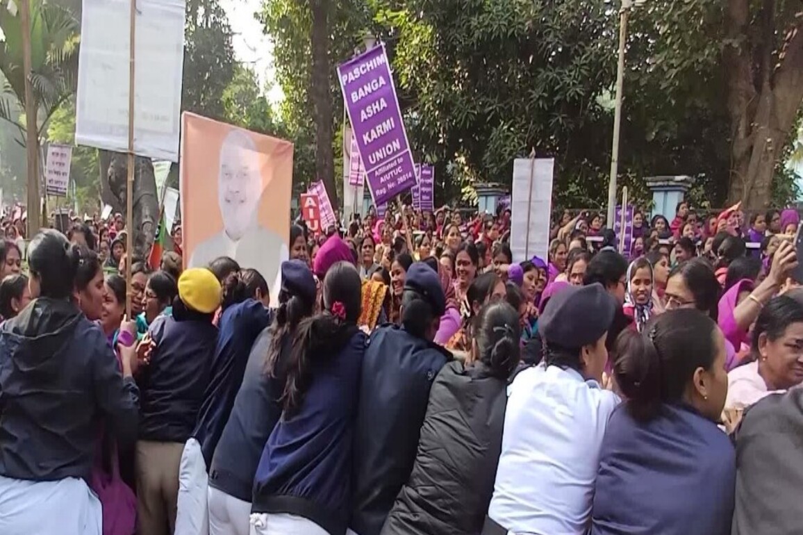 West Bengal: ASHA workers protest for allowance hike in Kolkata