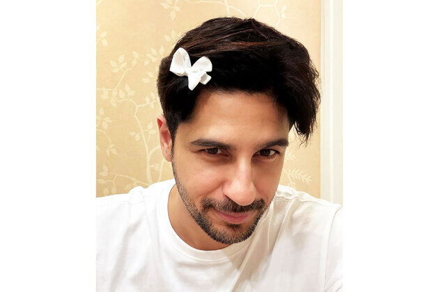 "Girl dad" Sidharth Malhotra flaunts daughter's hairclip in adorable post